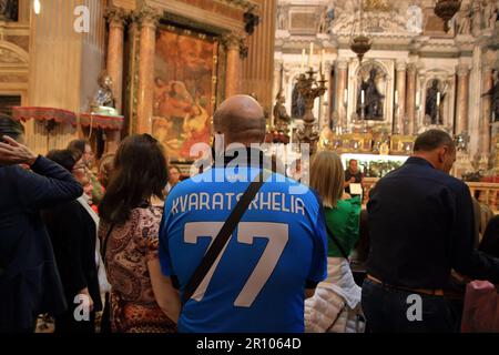 (5/7/2023) Une visite dans le centre historique de Naples dans les quartiers de Forcella et les quartiers espagnols quelques jours après la conquête mathématique de Naples de sa troisième série A Scudetto trente-trois ans après la dernière de l'ère de Diego Armando Maradona. Rues pleines de bannières avec des hymnes pour l'équipe et de nombreux magasins vendant des t-shirts et de nombreux autres gadgets à se rappeler de ce traquardo historique de l'équipe de Naples dans le championnat italien de football de Serie A. Une foule de fans et de touristes remplit les rues de la ville pour visiter l'historique Lieux de typhus napolitain. (Photo de Pasquale Banque D'Images