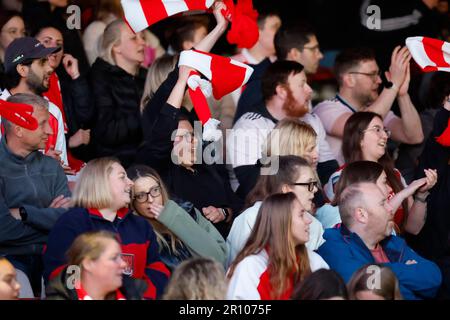 Crawley, Royaume-Uni. 10th mai 2023. Crawley, Angleterre, 10 mai 2023 : les fans d'Arsenal chantent lors du match de football de la Super League de football de FA Womens entre Brighton et Arsenal au stade Broadfield de Crawley, en Angleterre. (James Whitehead/SPP) crédit: SPP Sport Press photo. /Alamy Live News Banque D'Images