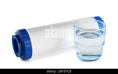 Nouvelle cartouche de filtre à eau et verre de liquide isolé sur fond blanc Banque D'Images