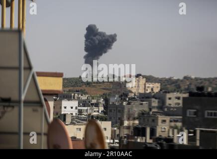 10 mai 2023, la ville de Gaza, la bande de Gaza, Palestine : des coups de fumée se sont enfuis à la suite de frappes militaires israéliennes sur des cibles du Jihad islamique à Rafah, dans le sud de la bande de Gaza, sur 10 mai 2023. L'armée israélienne et les militants de Gaza ont négocié de lourds tirs transfrontaliers sur 10 mai, avec 22 Palestiniens tués sur deux jours dans le contexte de la pire escalade de violence qui a frappé le territoire côtier en quelques mois (Credit image: © Mahmoud Issa/Quds Net News via ZUMA Press Wire) USAGE ÉDITORIAL EXCLUSIF ! Non destiné À un usage commercial ! Banque D'Images