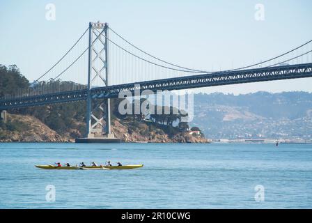 People Rowing Boat près d'Oakland-San Francisco Bay Bridge Banque D'Images