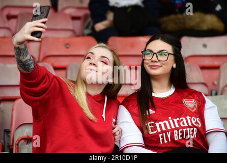 Crawley, Royaume-Uni. 10th mai 2023. Un couple d'Arsenal s'appréciant avant le match de Super League féminin de la FA entre les femmes Brighton & Hove Albion et Arsenal LFC au stade de retraite du peuple sur 10 mai 2023 à Crawley, au Royaume-Uni. (Photo de Jeff Mood/phcimages.com) Credit: PHC Images/Alamy Live News Banque D'Images