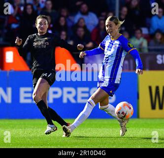 Crawley, Royaume-Uni. 10th mai 2023. Jodie Taylor d'Arsenal et Emma Kullberg de Brighton et Hove Albion lors du match de Super League féminin de la FA entre Brighton et Hove Albion Women et Arsenal LFC au stade de retraite du peuple sur 10 mai 2023 à Crawley, au Royaume-Uni. (Photo de Jeff Mood/phcimages.com) Credit: PHC Images/Alamy Live News Banque D'Images