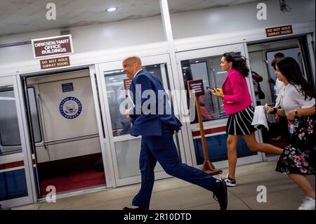 Washington, Vereinigte Staaten. 10th mai 2023. Le sénateur américain Cory Booker (démocrate du New Jersey) passe par le métro du Sénat au Capitole lors d’un vote à Washington, DC, mercredi, 10 mai 2023. Credit: Rod Lamkey/CNP/dpa/Alay Live News Banque D'Images