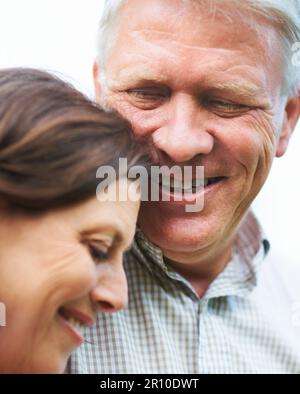 Il me fait toujours rire. un couple senior affectueux. Banque D'Images