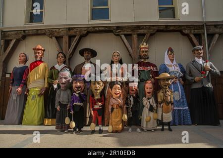 Une parade pour le plaisir des jeunes et des vieux, composée de géants et de bigheads qui ont dansé au son des dulzaina et du tamboril. Les personnages les plus grands et emblématiques de Madrid ont illuminé les festivités de San Isidro: Les chulapos Julián et Maripepa, Alfonso VI, la Latina, le maire de Móstoles, Manolita Malasaña, Muhammad I et la Arganzuela. La visite a été dans les rues centrales de Madrid depuis le Musée des arts et traditions de Madrid, Calle Carlos Arniches, Plaza del General, Vara de Rey, Calle de las Amazonas, Plaza del Cascorro, Calle de los Estudios, Calle Tol Banque D'Images