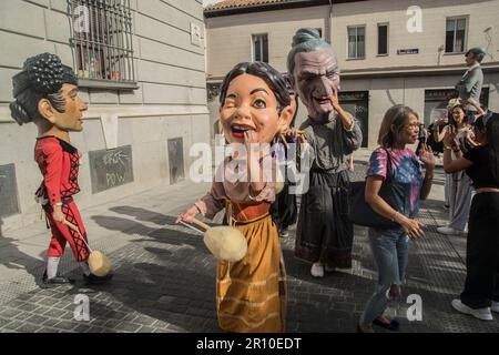 Une parade pour le plaisir des jeunes et des vieux, composée de géants et de bigheads qui ont dansé au son des dulzaina et du tamboril. Les personnages les plus grands et emblématiques de Madrid ont illuminé les festivités de San Isidro: Les chulapos Julián et Maripepa, Alfonso VI, la Latina, le maire de Móstoles, Manolita Malasaña, Muhammad I et la Arganzuela. La visite a été dans les rues centrales de Madrid depuis le Musée des arts et traditions de Madrid, Calle Carlos Arniches, Plaza del General, Vara de Rey, Calle de las Amazonas, Plaza del Cascorro, Calle de los Estudios, Calle Tol Banque D'Images