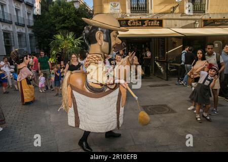 Une parade pour le plaisir des jeunes et des vieux, composée de géants et de bigheads qui ont dansé au son des dulzaina et du tamboril. Les personnages les plus grands et emblématiques de Madrid ont illuminé les festivités de San Isidro: Les chulapos Julián et Maripepa, Alfonso VI, la Latina, le maire de Móstoles, Manolita Malasaña, Muhammad I et la Arganzuela. La visite a été dans les rues centrales de Madrid depuis le Musée des arts et traditions de Madrid, Calle Carlos Arniches, Plaza del General, Vara de Rey, Calle de las Amazonas, Plaza del Cascorro, Calle de los Estudios, Calle Tol Banque D'Images