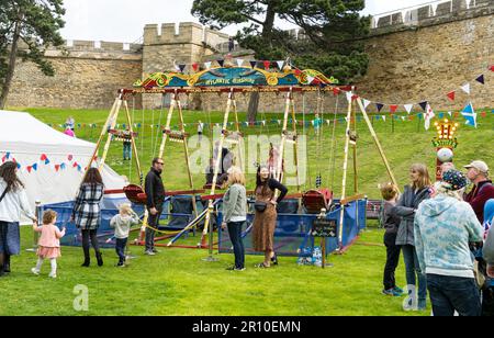 Swing Boats Childrens Fairground tour au château de Lincoln le jour du Roi Charles III Coronation Lincoln City, Lincolnshire, Angleterre, Royaume-Uni Banque D'Images