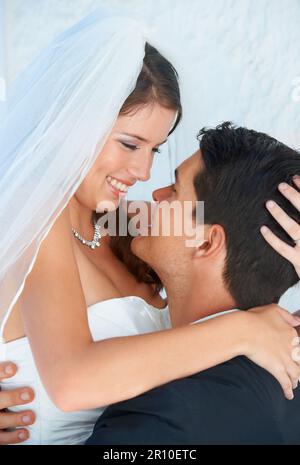 Vous êtes la vie de ma vie. Un marié soulevant sa belle mariée dans l'air et souriant à elle. Banque D'Images