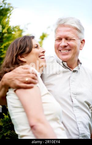 Il me fait toujours rire. un couple senior affectueux. Banque D'Images