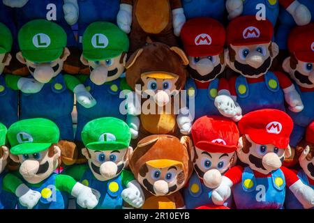 Poupées décernées sous forme de prix à un jeu d'arcade de Coney Island Banque D'Images
