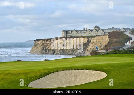 Vue sur la côte avec parcours de golf et falaises. Banque D'Images