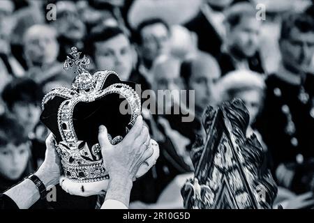 Le roi Charles III Coronation moment de couronnement, avec la couronne de Saint Edward tenu haut par l'archevêque Justin Welby à l'abbaye de Westminster avec le roi Charles assis dans la chaise de couronnement Westminster London UK la couronne de St Edward est la pièce maîtresse des joyaux de la Couronne du Royaume-Uni. Nommé d'après Saint Edward le confesseur, des versions de celui-ci ont traditionnellement été utilisées pour couronner les monarques anglais et britannique à leur couronnement depuis le 13th siècle. Banque D'Images