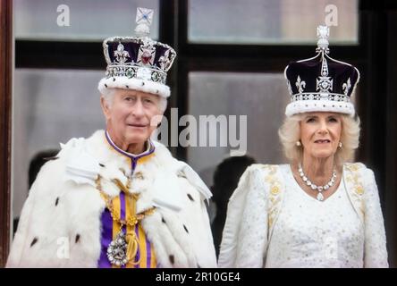 Le roi Charles III et la reine Camilla portant leurs couronnes et leurs robes de cérémonie, sur le balcon du palais de Buckinham, observez le flicast en l'honneur de leur couronnement à l'abbaye de Westminster Westminster Londres 6 mai 2023 Banque D'Images