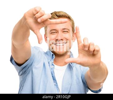 Permettez-moi de vous examiner bien. un beau jeune homme debout seul dans le studio et utilisant ses mains pour encadrer son visage. Banque D'Images