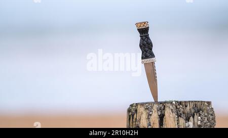 Sgian Dubh dirk dagger par la rive Banque D'Images