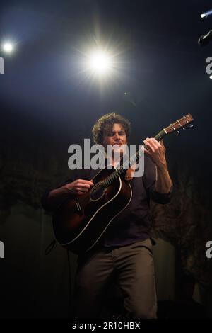 BARCELONE - 30 MARS : Vance Joy (groupe de musique pop indie d'Australie) se produit sur scène à Razzmatazz sur 30 mars 2023 à Barcelone, en Espagne. Banque D'Images