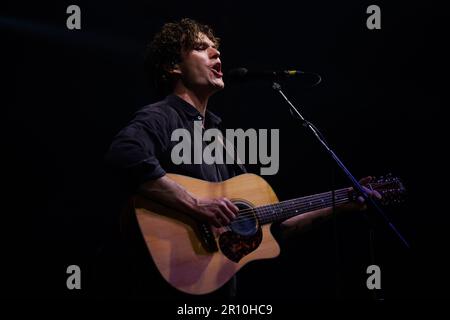 BARCELONE - 30 MARS : Vance Joy (groupe de musique pop indie d'Australie) se produit sur scène à Razzmatazz sur 30 mars 2023 à Barcelone, en Espagne. Banque D'Images