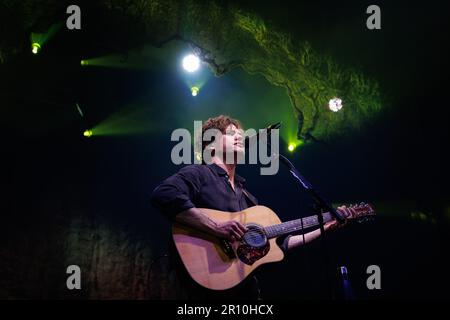 BARCELONE - 30 MARS : Vance Joy (groupe de musique pop indie d'Australie) se produit sur scène à Razzmatazz sur 30 mars 2023 à Barcelone, en Espagne. Banque D'Images