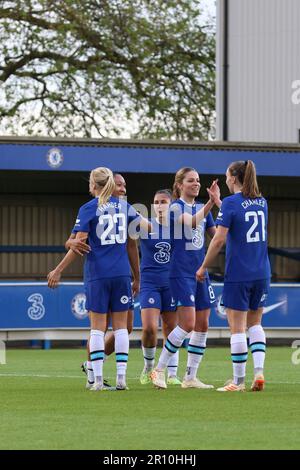 Londres, Royaume-Uni. 10th mai 2023. Kingsmeadow, Royaume-Uni, 10 mai 2023 Pernille Harder (23 Chelsea) célèbre son but avec ses coéquipiers Lauren James (10), Eve Perisset (15), Melanie Leupolz (8) et Niamh Charles (21) lors d'un match dans la Super League féminine de Barclays entre Chelsea et Leicester à Kingsmeadow à Londres, 10 mai 2023, Royaume-Uni (Bettina Weissensteiner/SPP) crédit: SPP Sport Press photo. /Alamy Live News Banque D'Images