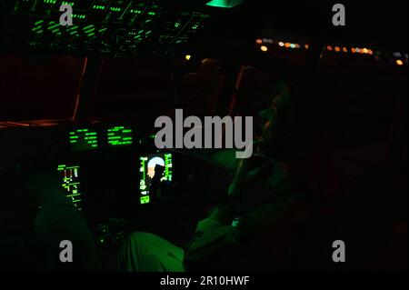 ÉTATS-UNIS Le capitaine du corps maritime Kyle Miller, un pilote KC-130J Super Hercules affecté à l'escadron 352 de transport aérien de refueler (VMGR-352), se prépare au décollage au camp Lemonnier, à Djibouti (2 mai 2023). Le VMGR-352 offre des capacités de ravitaillement aérien à voilure fixe et à aile rotative en plus du transport aérien d'assaut du personnel, de l'équipement et des fournitures. (É.-U. Photo de la Force aérienne par le sergent d'état-major Joseph P. Leveille) Banque D'Images