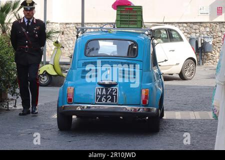 Une Fiat 500 Cinquecento originale a droit de passage aux feux de signalisation, à une Fiat 500 3 portes moderne à Amalfi, en Italie. Banque D'Images