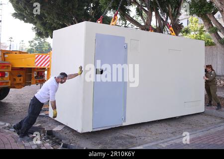 (230510) -- ASHKELON (ISRAËL), 10 mai 2023 (Xinhua) -- Un abri public à la bombe est placé à Ashkelon, dans le sud d'Israël, sur 10 mai 2023. Des dizaines de roquettes ont été lancées par des militants palestiniens en Israël tôt mercredi soir, en réponse, les Forces de défense israéliennes (FDI) ont lancé des frappes aériennes contre des cibles palestiniennes du Jihad islamique (PIJ) dans la bande de Gaza. (Ilan Assayag/JINI via Xinhua) Banque D'Images