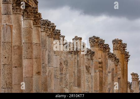 Rue à colonnades dans l'ancienne ville romaine de Jerash, les villes romaines les plus grandes et les mieux préservées en dehors de l'Italie, dans le nord de la Jordanie Banque D'Images