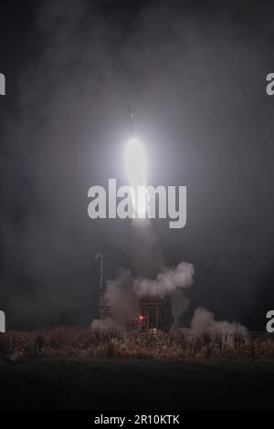 (230510) -- SDEROT (ISRAËL), 10 mai 2023 (Xinhua) -- le système de défense du dôme de fer d'Israël lance un missile pour intercepter les roquettes tirées de la bande de Gaza, à Sderot, dans le sud d'Israël, sur 10 mai 2023. Des dizaines de roquettes ont été lancées par des militants palestiniens en Israël tôt mercredi soir, en réponse, les Forces de défense israéliennes (FDI) ont lancé des frappes aériennes contre des cibles palestiniennes du Jihad islamique (PIJ) dans la bande de Gaza. (JINI via Xinhua) Banque D'Images