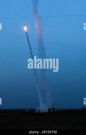 (230510) -- SDEROT (ISRAËL), 10 mai 2023 (Xinhua) -- le système de défense du dôme de fer d'Israël lance un missile pour intercepter les roquettes tirées de la bande de Gaza, à Sderot, dans le sud d'Israël, sur 10 mai 2023. Des dizaines de roquettes ont été lancées par des militants palestiniens en Israël tôt mercredi soir, en réponse, les Forces de défense israéliennes (FDI) ont lancé des frappes aériennes contre des cibles palestiniennes du Jihad islamique (PIJ) dans la bande de Gaza. (JINI via Xinhua) Banque D'Images