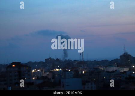 Gaza. 10th mai 2023. De la fumée s'élève à la suite d'une frappe aérienne israélienne dans la ville de Gaza, sur 10 mai 2023. Au moins 21 Palestiniens ont été tués et 64 ont été blessés lors des frappes aériennes israéliennes en cours dans la bande de Gaza, a déclaré mercredi le Ministère palestinien de la santé à Gaza. Credit: Rizek Abdeljawad/Xinhua/Alamy Live News Banque D'Images