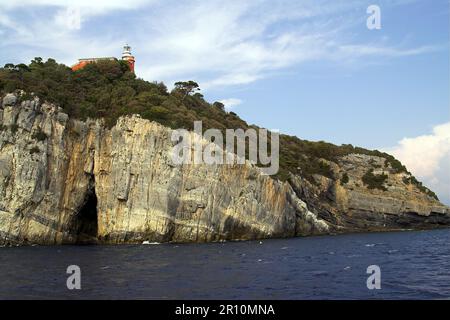 Portovenere, Porto Venere, Italie, Italie, Italie ; Rochers côtiers pittoresques autour de la ville; malerische Küstenfelsen rund um die Stadt Banque D'Images