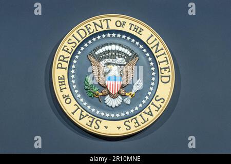 Valhalla, États-Unis. 10th mai 2023. VALHALLA, NEW YORK - MAI 10 : sceau du président des États-Unis apposé sur le podium lors d'un événement avec le président américain Joe Biden au SUNY Westchester Community College on 10 mai 2023 à Valhalla, New York, États-Unis. ÉTATS-UNIS Le président Joe Biden a dénoncé mercredi les réductions de dépenses exigées par les Républicains comme étant « délimitées », en présentant son argument dans un discours de campagne aux électeurs alors que les législateurs se réunissaient à Washington pour augmenter le plafond d'emprunt du gouvernement afin d'éviter une catastrophe potentielle pour les États-Unis Crédit : Ron Adar/Alay Live News Banque D'Images