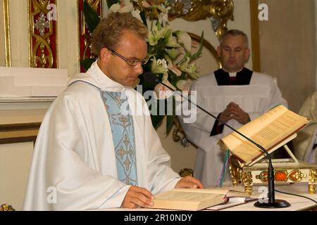 Pologne, Polen, Polska; un prêtre catholique dans un chasuble célèbre la messe sainte; Ein katholischer Priester in einer Kasel feiert die heilige Messe Banque D'Images