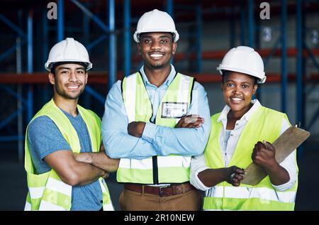 Nous le construisons mieux quand nous le construisons ensemble. Portrait d'un groupe de constructeurs travaillant sur un chantier de construction. Banque D'Images