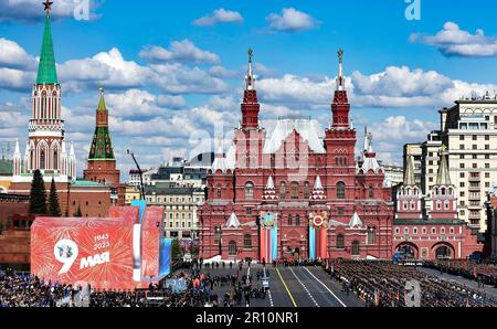 Poutine assiste à la « victoire Parade » sur la place Rouge. Outre le Président de la Russie, il y avait le Premier Ministre arménien Nikol Pashinyan, le Président du Bélarus Alexander Lukashenko, le Président du Kazakhstan Kassym-Jomart Tokayev, le Président du Kirghizistan Sadyr Japarov, le Président du Tadjikistan Emomali Rahmon, le Président du Turkménistan Serdar Berdimuhamedov et le Président de l'Ouzbékistan Shavkat Mirziyoyev. Avant le défilé, Vladimir Poutine a accueilli les chefs d'États étrangers qui étaient arrivés à Moscou pour les célébrations, dans la salle héraldique du Kremlin. Banque D'Images