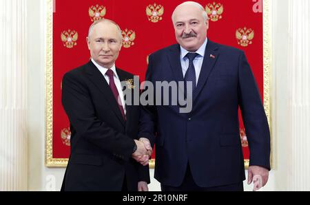 Poutine assiste à la « victoire Parade » sur la place Rouge. Outre le Président de la Russie, il y avait le Premier Ministre arménien Nikol Pashinyan, le Président du Bélarus Alexander Lukashenko, le Président du Kazakhstan Kassym-Jomart Tokayev, le Président du Kirghizistan Sadyr Japarov, le Président du Tadjikistan Emomali Rahmon, le Président du Turkménistan Serdar Berdimuhamedov et le Président de l'Ouzbékistan Shavkat Mirziyoyev. Avant le défilé, Vladimir Poutine a accueilli les chefs d'États étrangers qui étaient arrivés à Moscou pour les célébrations, dans la salle héraldique du Kremlin. Banque D'Images