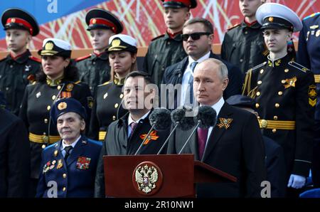 Poutine assiste à la « victoire Parade » sur la place Rouge. Outre le Président de la Russie, il y avait le Premier Ministre arménien Nikol Pashinyan, le Président du Bélarus Alexander Lukashenko, le Président du Kazakhstan Kassym-Jomart Tokayev, le Président du Kirghizistan Sadyr Japarov, le Président du Tadjikistan Emomali Rahmon, le Président du Turkménistan Serdar Berdimuhamedov et le Président de l'Ouzbékistan Shavkat Mirziyoyev. Avant le défilé, Vladimir Poutine a accueilli les chefs d'États étrangers qui étaient arrivés à Moscou pour les célébrations, dans la salle héraldique du Kremlin. Banque D'Images