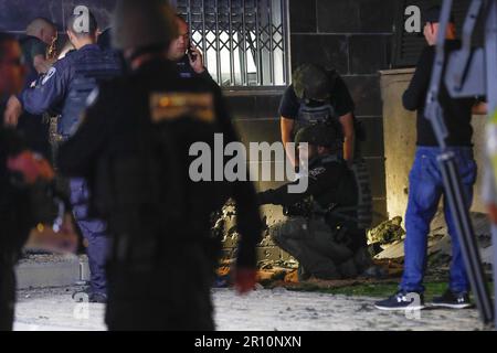 (230510) -- SDEROT (ISRAËL), 10 mai 2023 (Xinhua) -- la police israélienne et des experts en explosifs vérifient une zone touchée par une fusée lancée depuis la bande de Gaza, dans un quartier de Sderot, dans le sud d'Israël, sur 10 mai 2023. Des dizaines de roquettes ont été lancées par des militants palestiniens en Israël tôt mercredi soir, en réponse, les Forces de défense israéliennes (FDI) ont lancé des frappes aériennes contre des cibles palestiniennes du Jihad islamique (PIJ) dans la bande de Gaza. (JINI via Xinhua) Banque D'Images