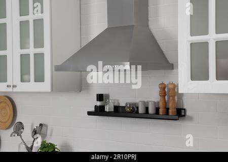 Hotte et mobilier modernes dans la cuisine Banque D'Images