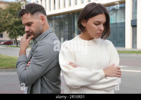 L'homme et la femme se sont détournés les uns des autres à l'extérieur. Problèmes de relation Banque D'Images