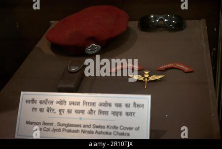 Chandigarh, Inde. 10th mai 2023. CHANDIGARH, INDE - MAI 10 : le marron Beret, les lunettes de soleil et la couverture de couteau suisse du Cpl Jyoti Parkash Nirala Ashoka Chakra sont exposés au Musée du patrimoine de l'Armée de l'air indienne, au secteur 18 sur 10 mai 2023, à Chandigarh, en Inde. Le premier musée du patrimoine de la Force aérienne indienne en son genre a été envisagé au secteur 18, au cœur de Chandigarh, en septembre 2021. (Photo de Ravi Kumar/Hindustan Times/Sipa USA) crédit: SIPA USA/Alay Live News Banque D'Images