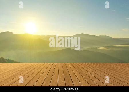 Surface en bois vide et belle vue sur le paysage de montagne Banque D'Images