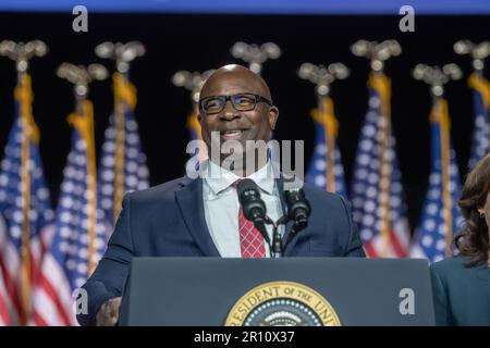 Valhalla, New York, États-Unis. 10th mai 2023. (NOUVEAU) le président Biden prononce des observations sur le plafond de la dette. 10 mai 2023, Valhalla, New York, États-Unis : États-Unis Le représentant Jamaal Bowman (D-NY) parle lors d'un événement avec le président américain Joe Biden au SUNY Westchester Community College on 10 mai 2023 à Valhalla, New York, États-Unis. ÉTATS-UNIS Le président Joe Biden a déclaré mercredi que les réductions de dépenses exigées par les Républicains étaient « dévastatrices », en présentant son argument dans un discours de campagne aux électeurs alors que les législateurs se réunissaient à Washington pour augmenter la limite d'emprunt du gouvernement afin d'éviter une U. potentiellement catastrophique Banque D'Images