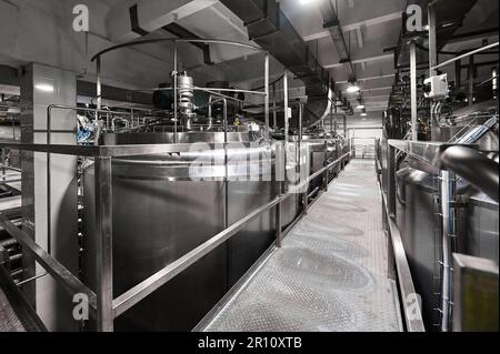 Terrain métallique près de grands réservoirs pour produits laitiers fermentés Banque D'Images