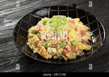 Yakimeshi, riz frit japonais avec sauce soja et divers garnitures. Gros plan Banque D'Images