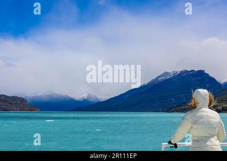 Argentine, El Calefate, lacs pittoresques et paysages de glaciers du parc national de Patagonie. Banque D'Images