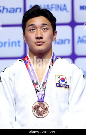 Doha, Qatar. 10/05/2023, stade Ali Bin Hamad Al Attiyah, Doha (Qatar). 10th mai 2023. Joonhwan Lee (KOR), 10 MAI 2023 - Judo : Championnats du monde de judo Doha 2023 hommes -81kg cérémonie de remise des prix à l'arène Ali Bin Hamad Al Attiyah, Doha, Qatar. Crédit: Naoki Nishimura/AFLO SPORT/Alay Live News Banque D'Images