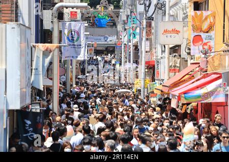 Takeshita dori, une des célèbres avenue de tokyo pendant la semaine d'or Banque D'Images